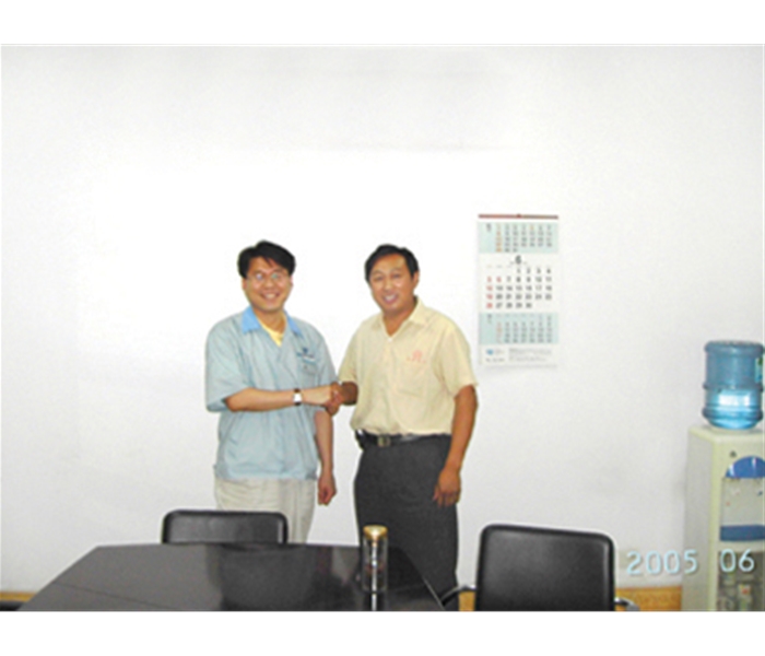 Group photo of Korean Jingxin New Materials Company and our company manager